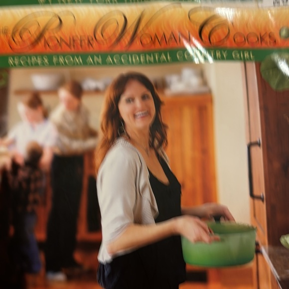 The Pioneer Woman Cooks cookbook - Picture 2 of 7